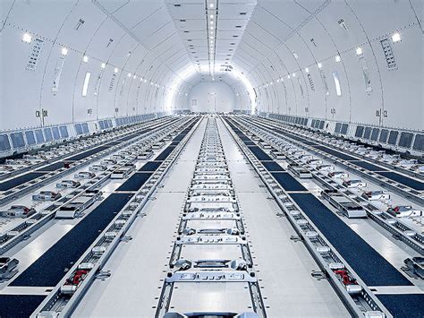 boeing 777 cargo capacity.